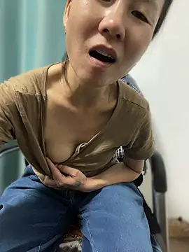Li61316 - 完成目莉莉在办公室的楼梯上尿尿！有哥哥会支持的吗？