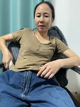 Li61316 - 完成目莉莉在办公室的楼梯上尿尿！有哥哥会支持的吗？