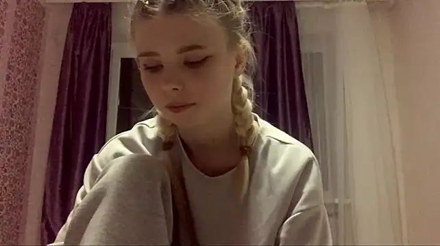 EdwinaDespres - снять футболку