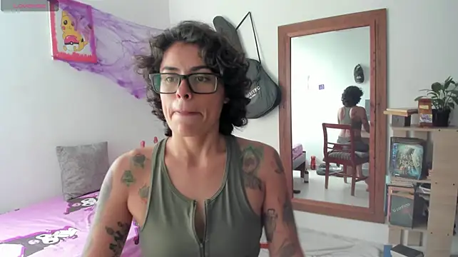 Natt_op - shows hairy pussy