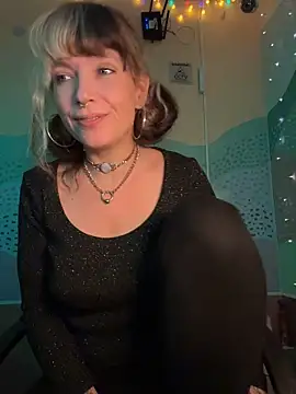 Kittendeluxe - help me get horny at work psssst....