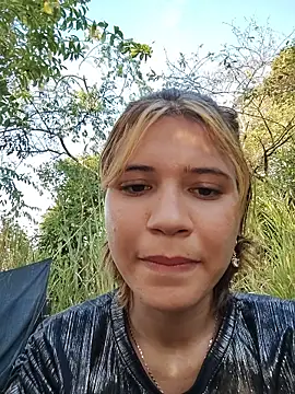 Hanaa_18 - show pussy outdoors
