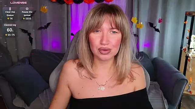 MilaBott - zoom my wet pussy and spit on pussy