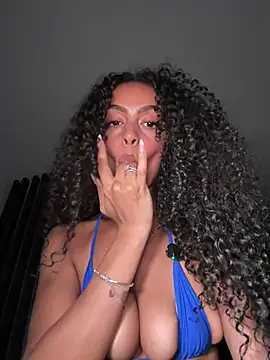 Yasmingarcia - twerking + belt spanks + LT 3 pics😈🍑😩