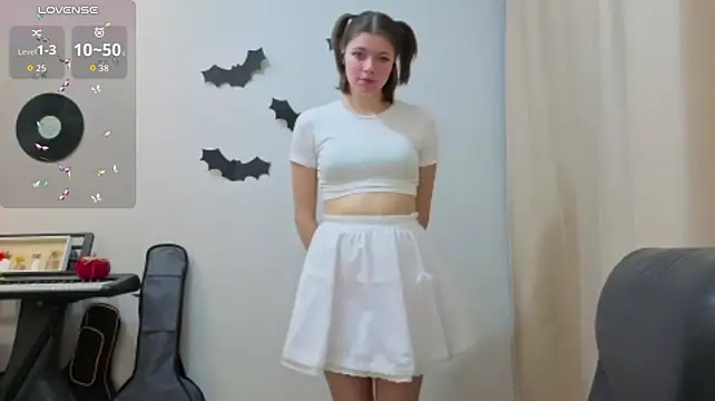 LoriYates - topless and play with boobs