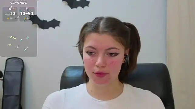 LoriYates - topless and play with boobs