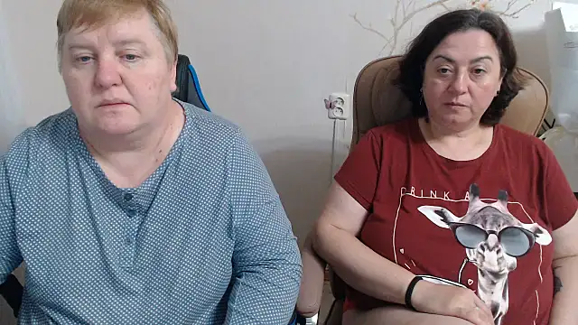 Lindy-Jeanie - hot kiss and lick boobs brunette