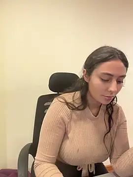 Caroline_bennett - I put oil on my breasts and butt