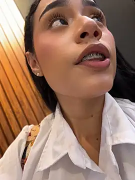 Sara-Castillo - BIG SQUIRT FOUTAIN IN PUBLIC BATHROOM 💦