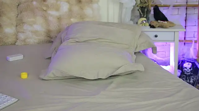 EmillyBronte - rub clit & fingering pussy
