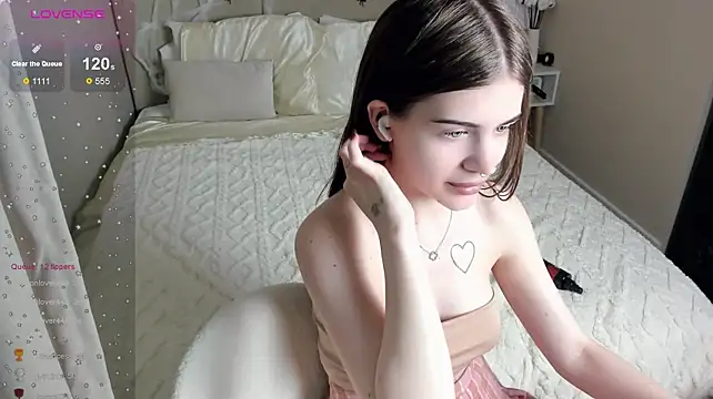 OdellaSaint - show hearts close to cam and choke lil