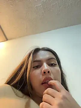 AleeshaCameron2 - fingering pussy wet with saliva