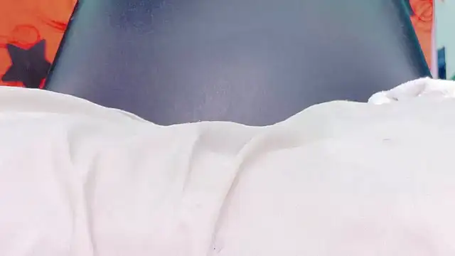 Darliin_G - fuchsia toy in peephole 💜