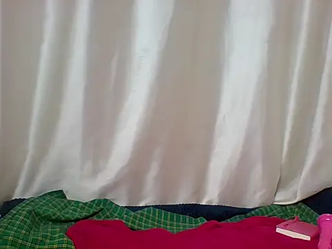 Kissing_kitty20 - buying macbook