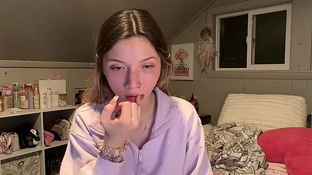 Kaialuvv - Strip to lingerie