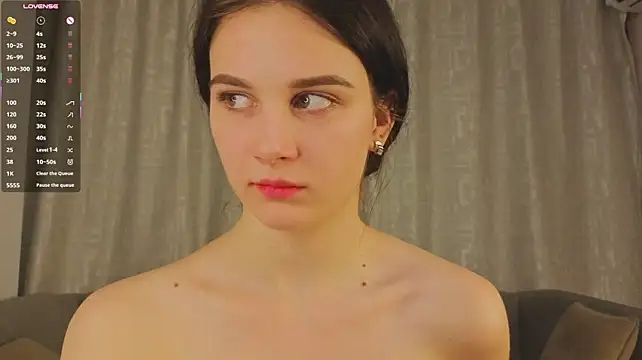 EnricaElis - oil on my boobs and squeeze close up!