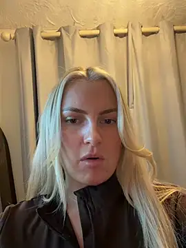 MegOliviaaxo - Sexy Striptease😈