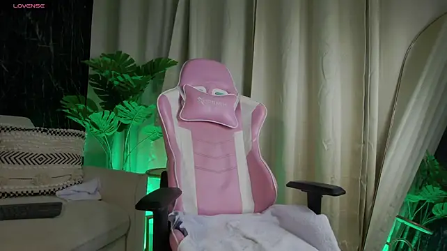 Emily_Foxx01