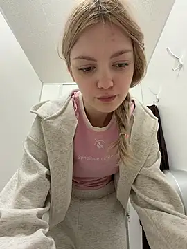 Elsawhere - show naked pussylips behind driver🍓💦