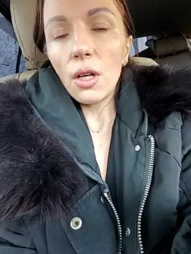 Brilliant-Queen1 - Flash pussy in a park
