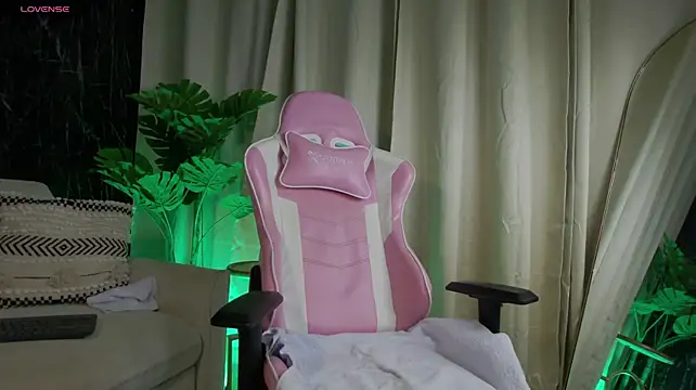 Emily_Foxx01