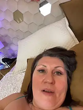 XLindaMilfX - squirt show! destroy my pussy now!