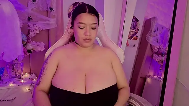 MollyBigBoobs12