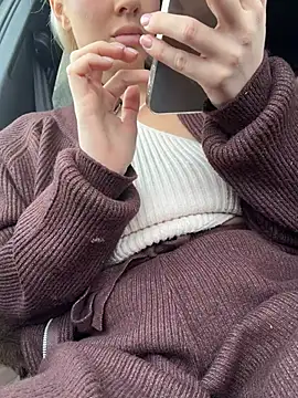 NewLale - Show tits