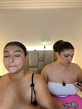 Nicolexxaleja - show ass in doggy both