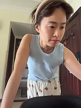 Saozi666 - 完成可选：口交黑鸡吧、口叼内裤、小粉插入M腿、开双插票、挤奶水、全裸呼啦圈