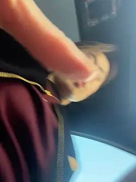 Saozi666 - 完成可选：口交黑鸡吧、口叼内裤、小粉插入M腿、开双插票、挤奶水、全裸呼啦圈