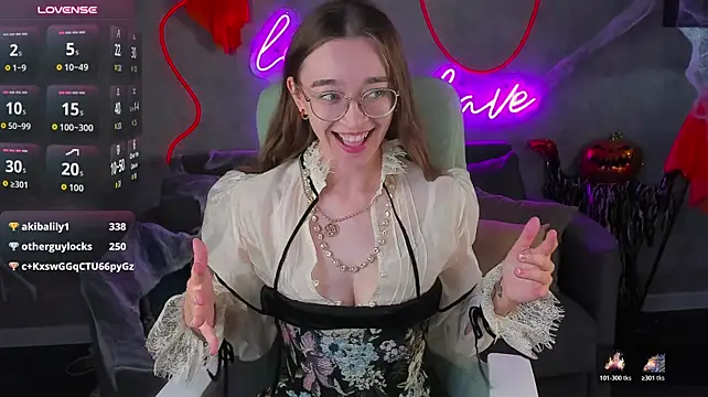 Lucy_Green - pat the butt