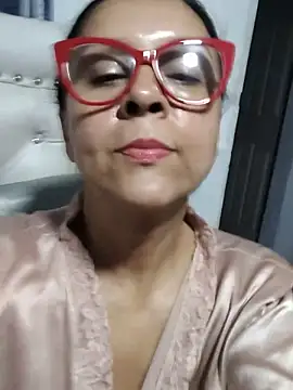 Amadamilf1980 - OPEN LEGS NO PANTY