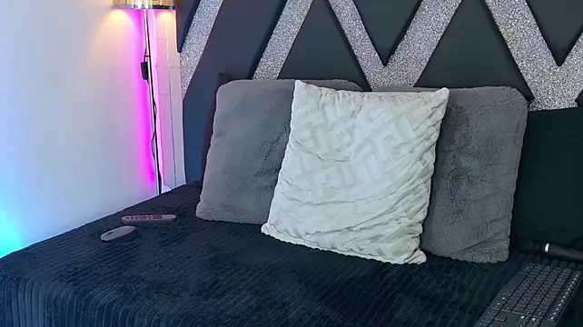 Blonde_cat15 - spank my ass until it's red