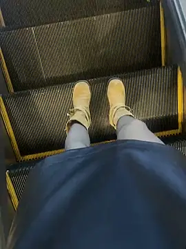 Yue2026s - 户外超级刺激……偷偷夹着小粉玩……囯王完成✅……无内衣内裤都湿透