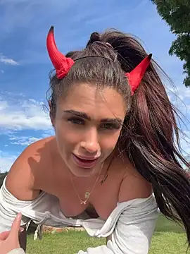 Aus_queen - Finger ass public outside