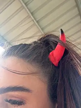 Aus_queen - Finger ass public outside