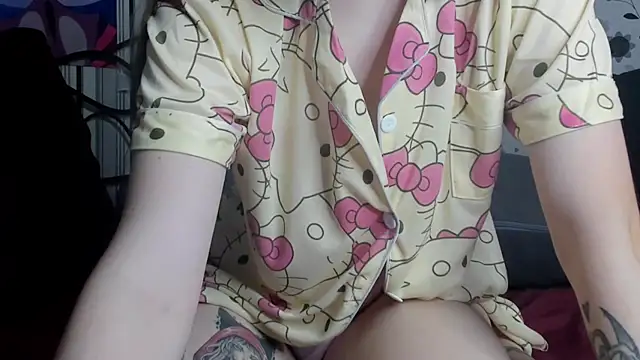 LynHillaire - Pinch my nipples ^-^