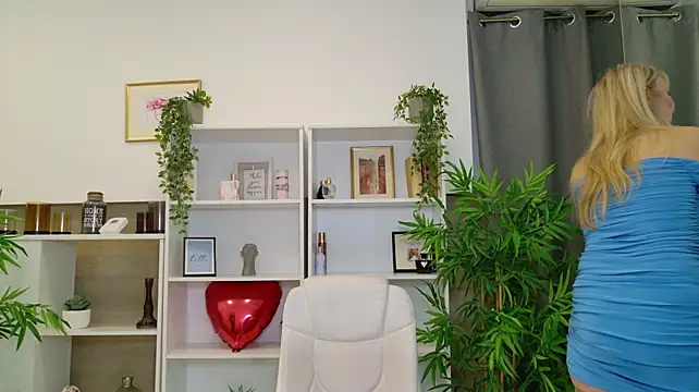 LadyLeea - Play with dildo between my boobs