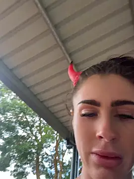 Aus_queen - Finger ass public outside