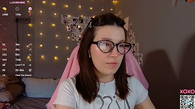 Cutie_Vicky - lower my shorts and let my ass jump out