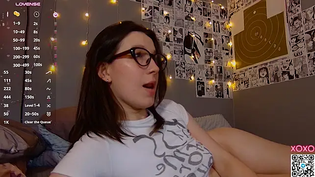 Cutie_Vicky - lower my shorts and let my ass jump out