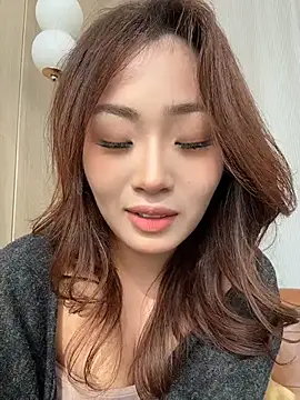 Yomi009 - 💐鲜花咖啡店坐异性大腿摸大腿内侧