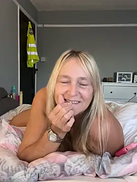 Blondnboujee53 - Spread ass