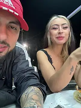 Lindaandtony - Deep throat in the car door open street