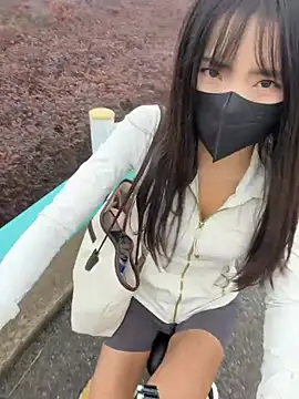 Xiao-Lin - 户外路边脱内衣漏胸1分钟