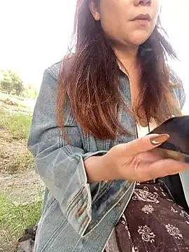 Coco_sexgirl - 新人御姐coco第一天直播 哥哥们点点关注 完成目标大厅全裸三分钟