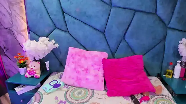 JulietaDiamond - plug anal for 5 min