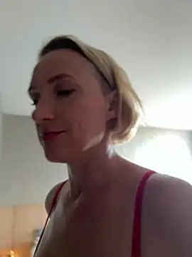 UmaTruewoman - Boobs! NAKED boobs bounce