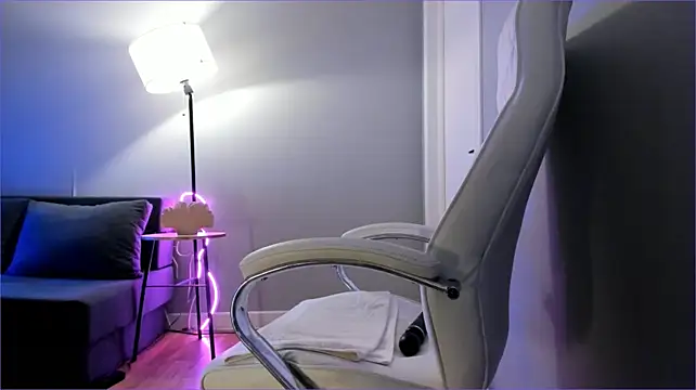 Akura011 - SQUIRTING WITH DILDO RIDE